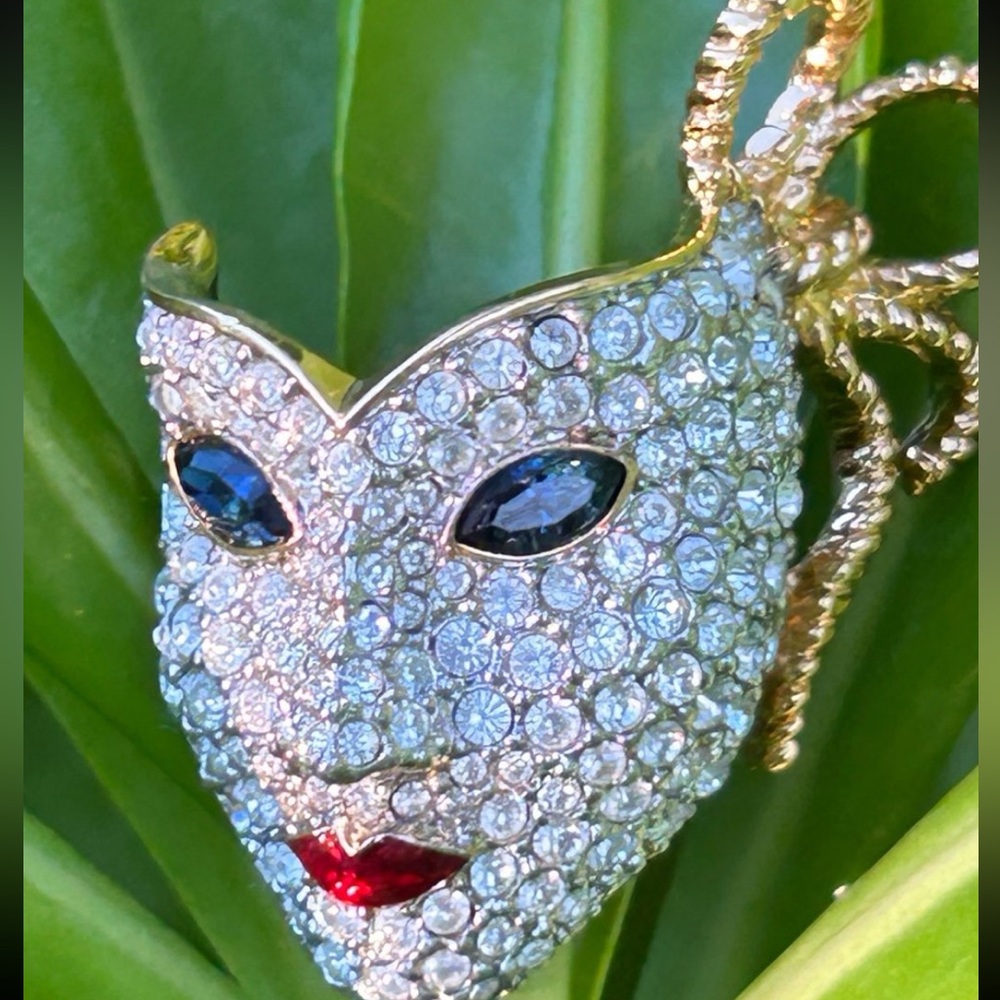 Vintage Swarovski Swan Signed Crystal Mardi Gras Theater Mask Brooch Lapel Pin